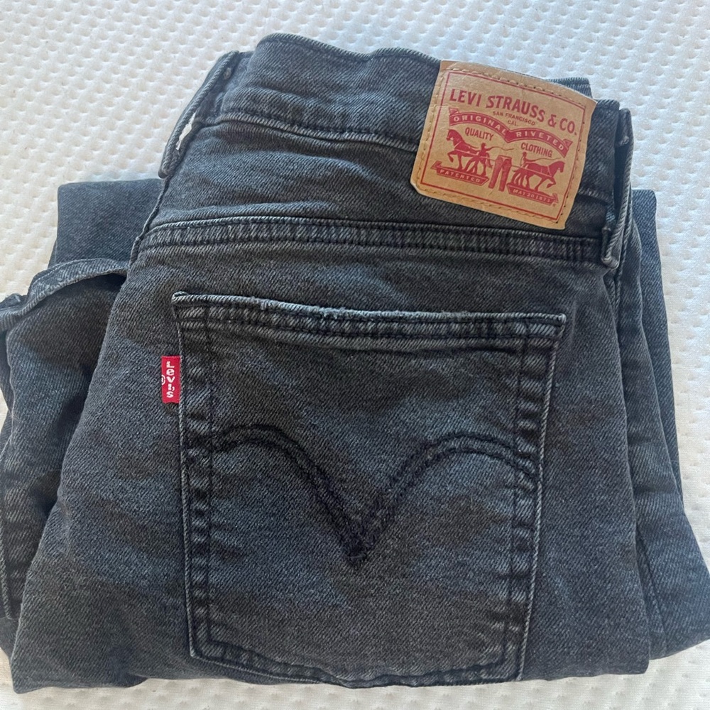 Black straight leg levi’s barely worn